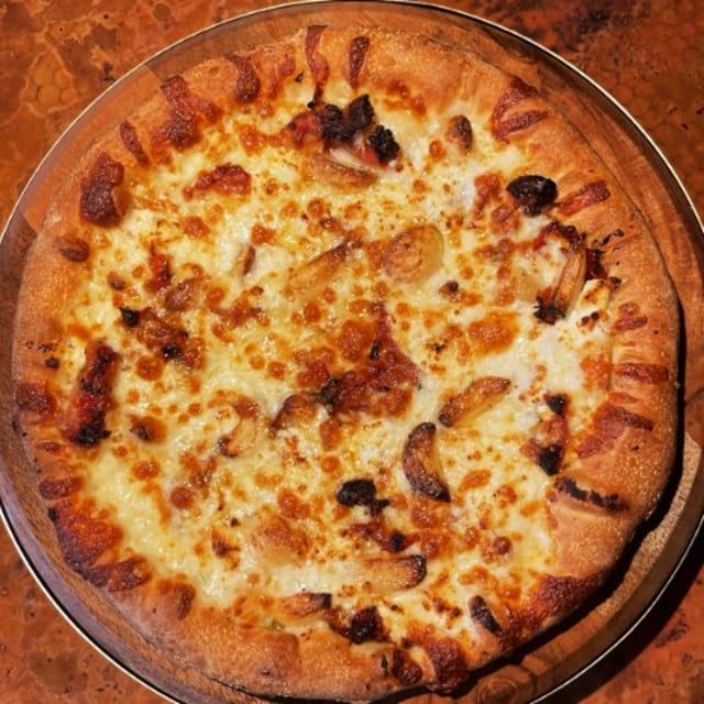 Roasted Garlic Pizza (Medium 12").